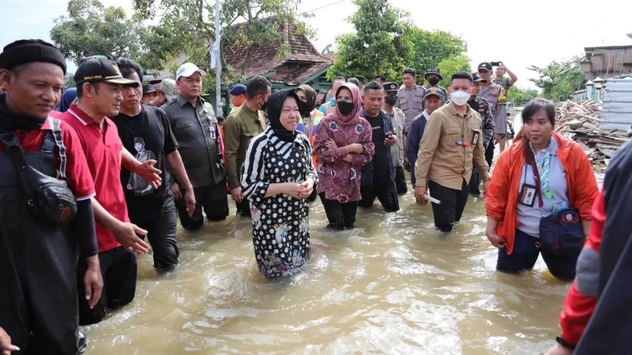 Komisi II DPR RI Salurkan Bantuan Korban Banjir Di Pati Bersama Mensos