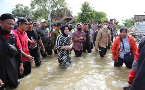 Komisi II DPR RI Salurkan Bantuan Korban Banjir Di Pati Bersama Mensos