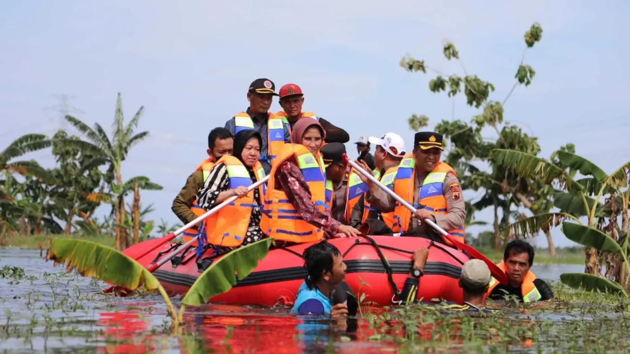 Mensos Jangkau Area Terisolasi dengan Perahu Karet
