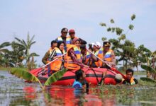 Mensos Jangkau Area Terisolasi Dengan Perahu Karet