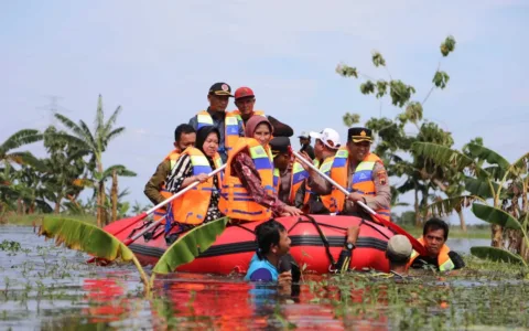 Mensos Jangkau Area Terisolasi dengan Perahu Karet