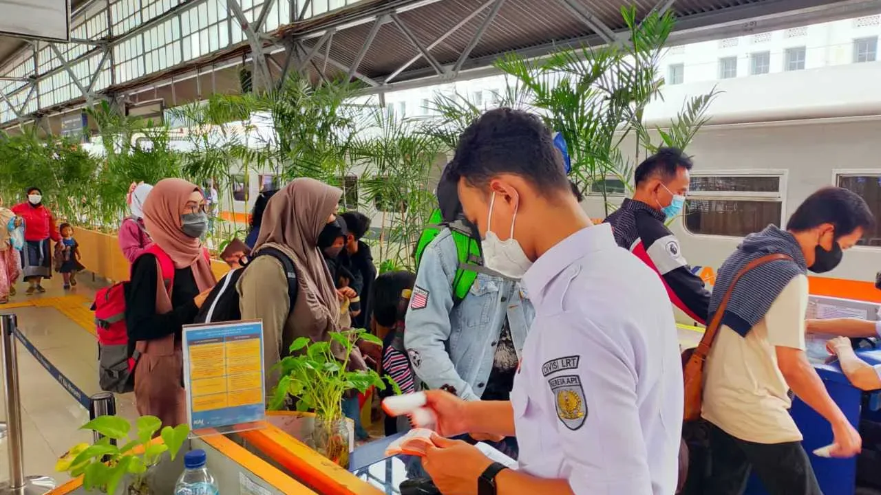 Sekitar 417.500 Pengguna Kereta Api Jarak Jauh Datang di Area Daop 1 Jakarta, Ternyata Ini Penyebabnya
