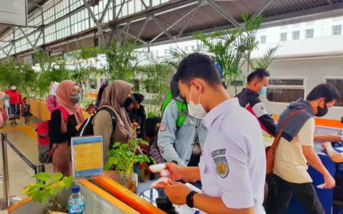 Sekitar 417.500 Pengguna Kereta Api Jarak Jauh Datang di Area Daop 1 Jakarta, Ternyata Ini Penyebabnya