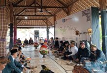 Tokoh Adat Sasak Gelar Sangkep Warige Penentuan Puncak Bau Nyale