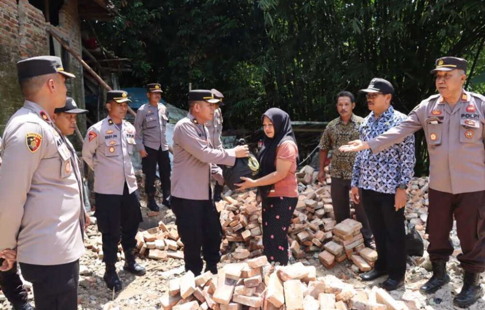 Polres Lebak Berikan Bantuan Sembako Kepada Warga Korban Pergeseran Tanah