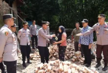 Polres Lebak Berikan Bantuan Sembako Kepada Warga Korban Pergeseran Tanah
