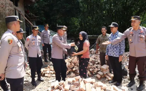 Polres Lebak Berikan Bantuan Sembako Kepada Warga Korban Pergeseran Tanah