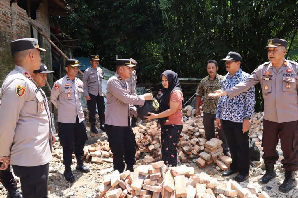 Polres Lebak Berikan Bantuan Sembako Kepada Warga Korban Pergeseran Tanah