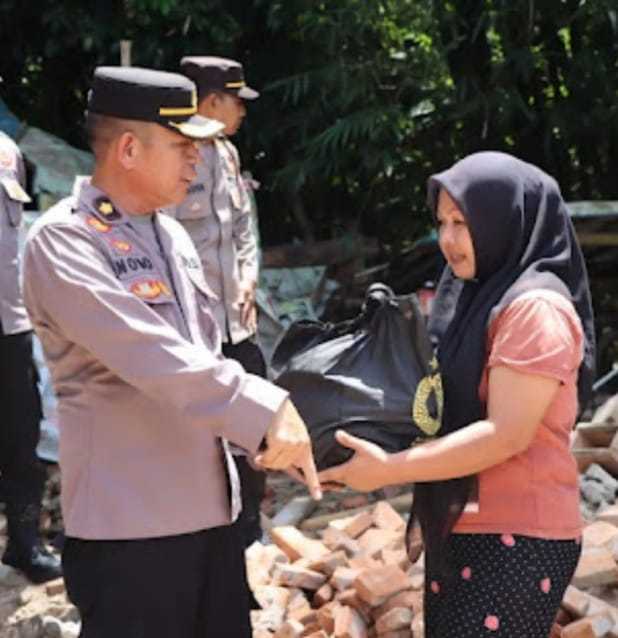 Polres Lebak Berikan Bantuan Sembako Kepada Warga Korban Pergeseran Tanah