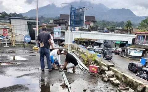 Parah, Pagar Pasar Badak Ambruk, Ko Bisa!  