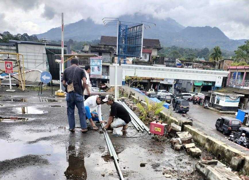 Parah, Pagar Pasar Badak Ambruk, Ko Bisa!  