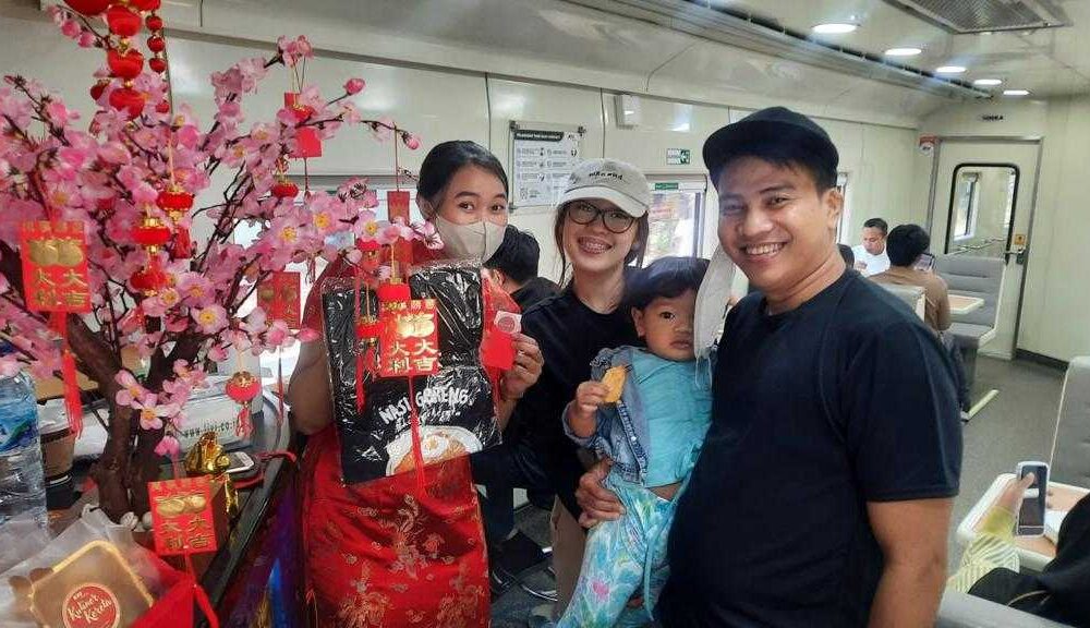 Tahun Baru Imlek 2574, Barongsai Hibur Penumpang Di Stasiun Gambir Dan Pasar Senen