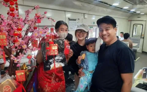 Tahun Baru Imlek 2574, Barongsai Hibur Penumpang di Stasiun Gambir dan Pasar Senen