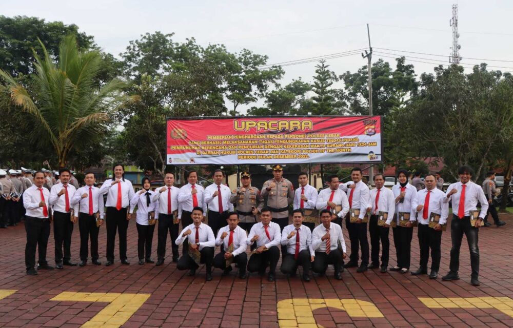 Kapolres Lebak Berikan Penghargaan Kepada Personil Polres Yang Berprestasi