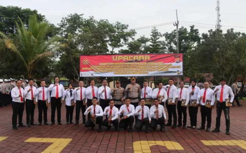 Kapolres Lebak berikan Penghargaan Kepada Personil Polres Yang Berprestasi