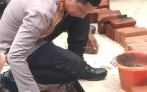 Polri Peduli, Bedah Rumah Ustadz di Desa Kalibaru Pakuhaji