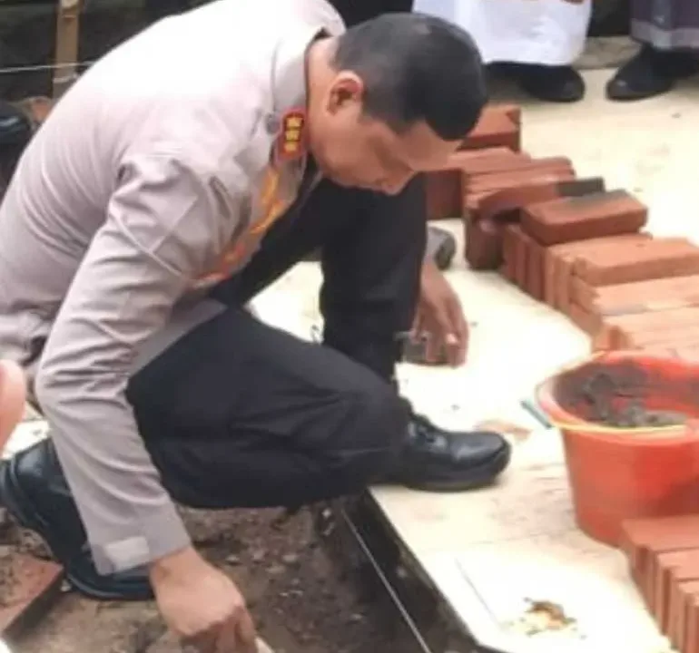 Polri Peduli, Bedah Rumah Ustadz di Desa Kalibaru Pakuhaji