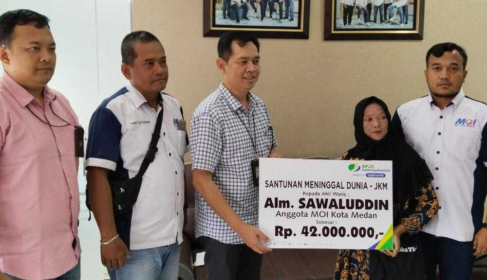 Bpjs Ketenagakerjaan Medan Utara Menyerahkan Satunan Kepada Anggota Moi