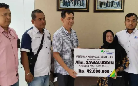 BPJS Ketenagakerjaan Medan Utara Menyerahkan Satunan Kepada Anggota MOI