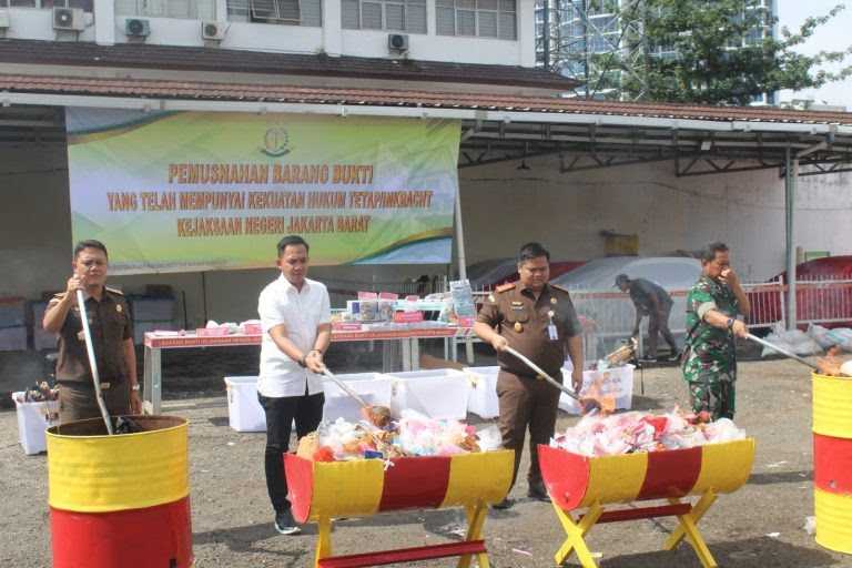 Kajari Jakbar Musnahkan Barang Bukti Narkotika