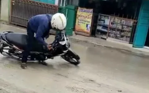 AWAS, Akibat Galian Tanah Jalan Cikande – Rangkasbitung Rawan Kecelakaan