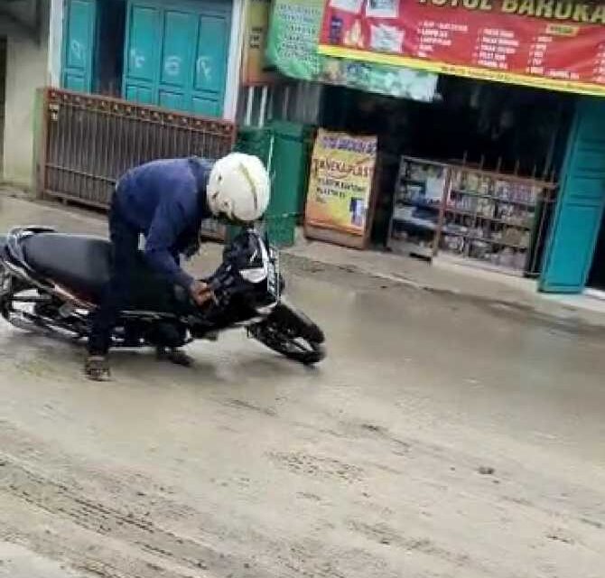 Awas, Akibat Galian Tanah Jalan Cikande - Rangkasbitung Rawan Kecelakaan