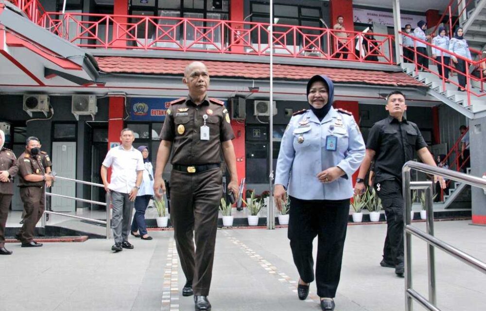 Agar Produktif, Kejati Dki Berikan Alat Keterampilan Ke Lapas Pondok Bambu