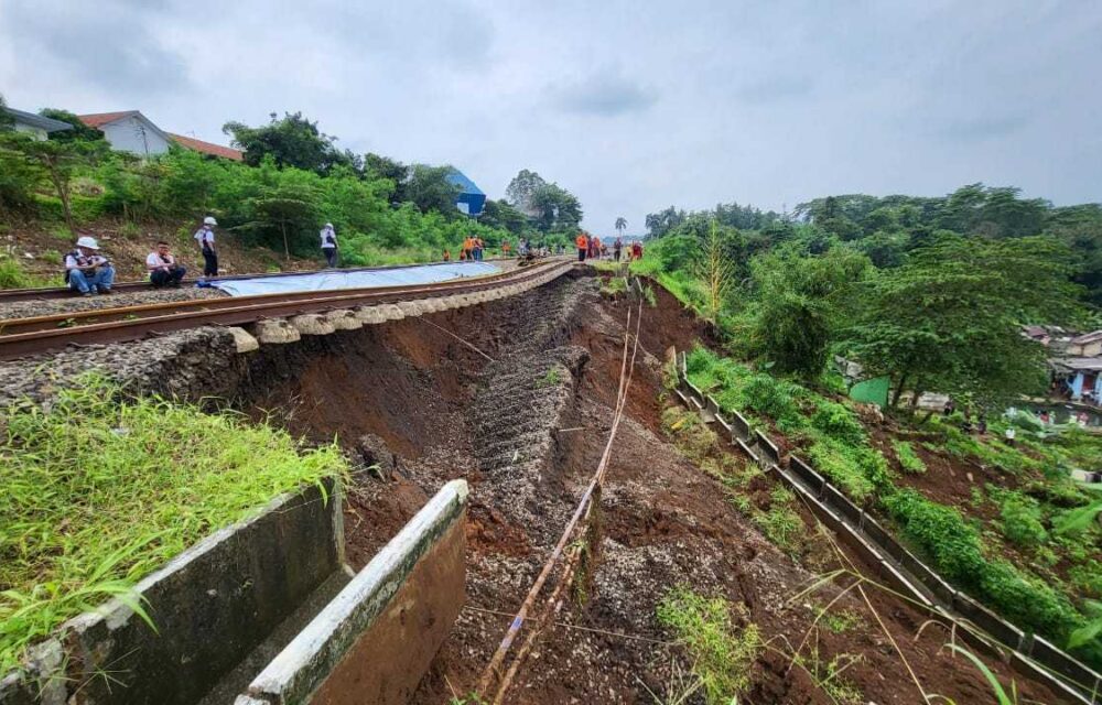 Jalur Rel Terdampak Longsor, Perjalanan Kereta Pangrango Lintas Bogor - Sukabumi Di Batalkan