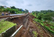 Jalur Rel Terdampak Longsor, Perjalanan Kereta Pangrango Lintas Bogor - Sukabumi Di Batalkan