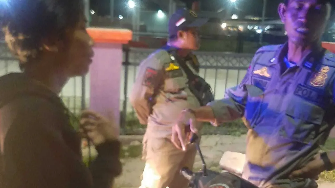 Trantibum Sepatan Bubarkan Tongkrongan Remaja di Malam Ramadhan