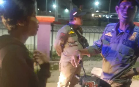 Trantibum Sepatan Bubarkan Tongkrongan Remaja di Malam Ramadhan