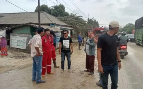 ADUHH, Dampak Truk Muatan Tanah Merah Jalan Cikande – Rangkasbitung Licin dan Berbahaya