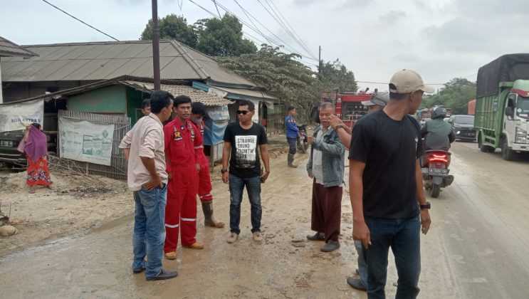 Aduhh, Dampak Truk Muatan Tanah Merah Jalan Cikande - Rangkasbitung Licin Dan Berbahaya