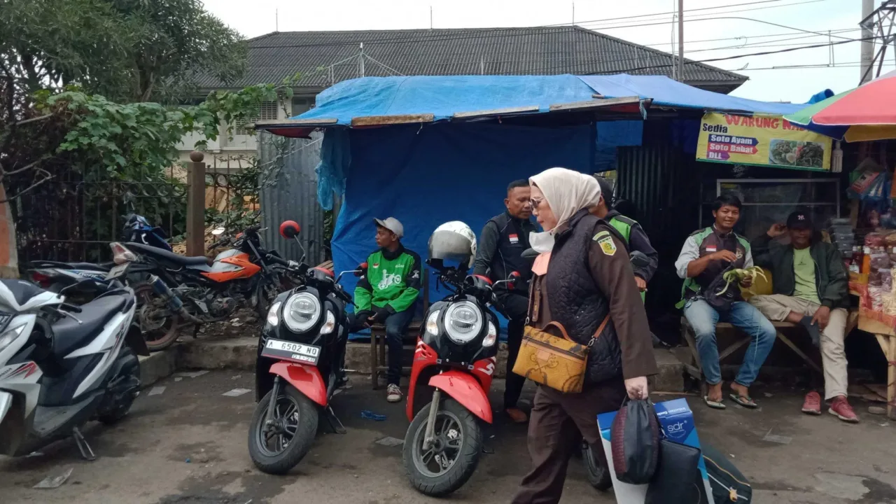 Kehidupan Sederhana Kejari Lebak Pulang Naik Kereta