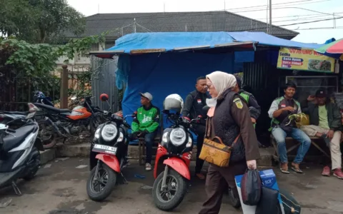 Kehidupan Sederhana Kejari Lebak Pulang Naik Kereta