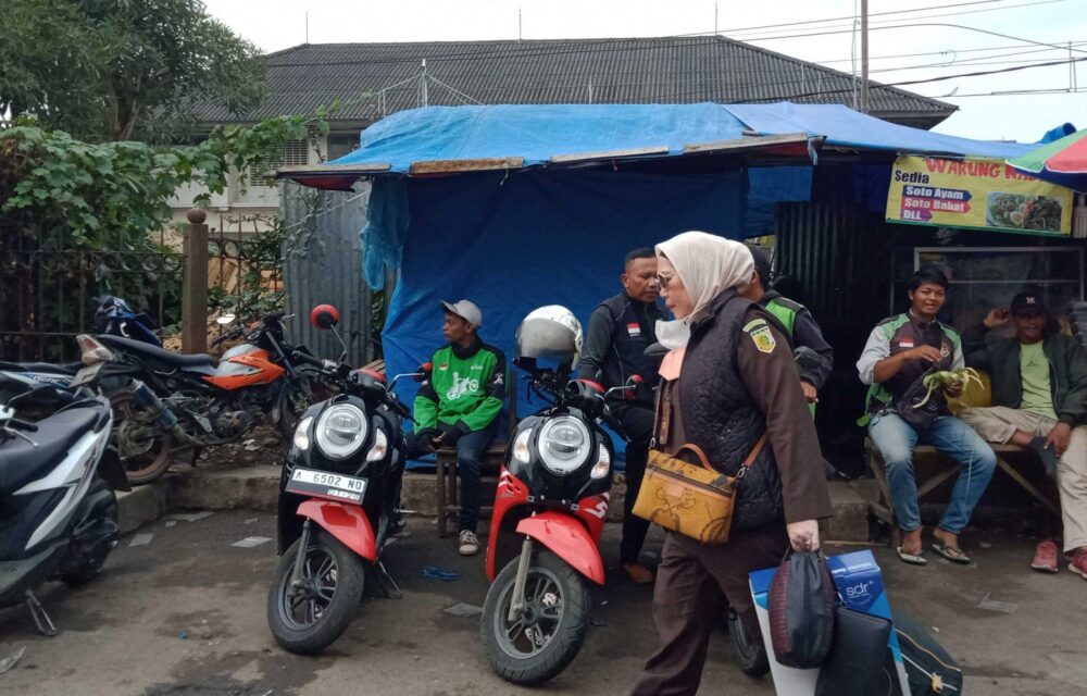 Kehidupan Sederhana Kejari Lebak Pulang Naik Kereta