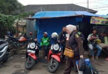 Kehidupan Sederhana Kejari Lebak Pulang Naik Kereta