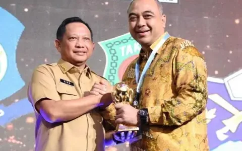 Bupati Zaki Terima Penghargaan UHC Dari Mendagri