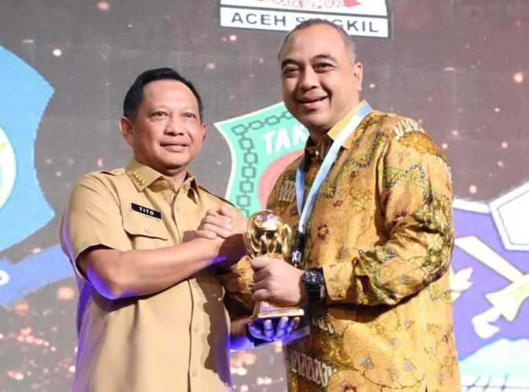 Bupati Zaki Terima Penghargaan Uhc Dari Mendagri