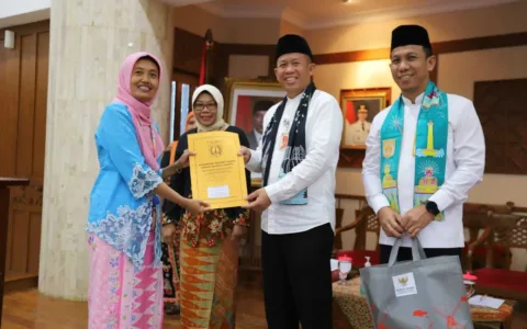 Tujuh Belas ASN Terima SK Pensiun, Walikota: Kami Jaga Prestasi