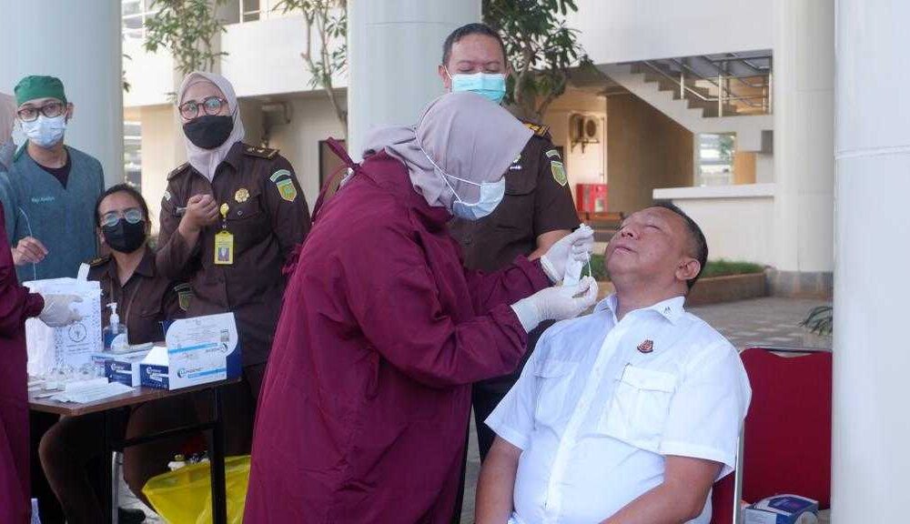 Cegah Penyebaran Subvarian Baru Covid-19, Kejaksaan Agung Gelar Swab Antigen.