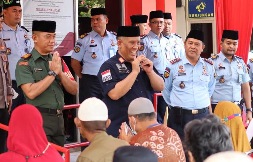 Kakanwilkumham Jabar R. Andika Dwi Prasetya Serahkan Remisi Khusus Idul Fitri Di Lapas Bekasi