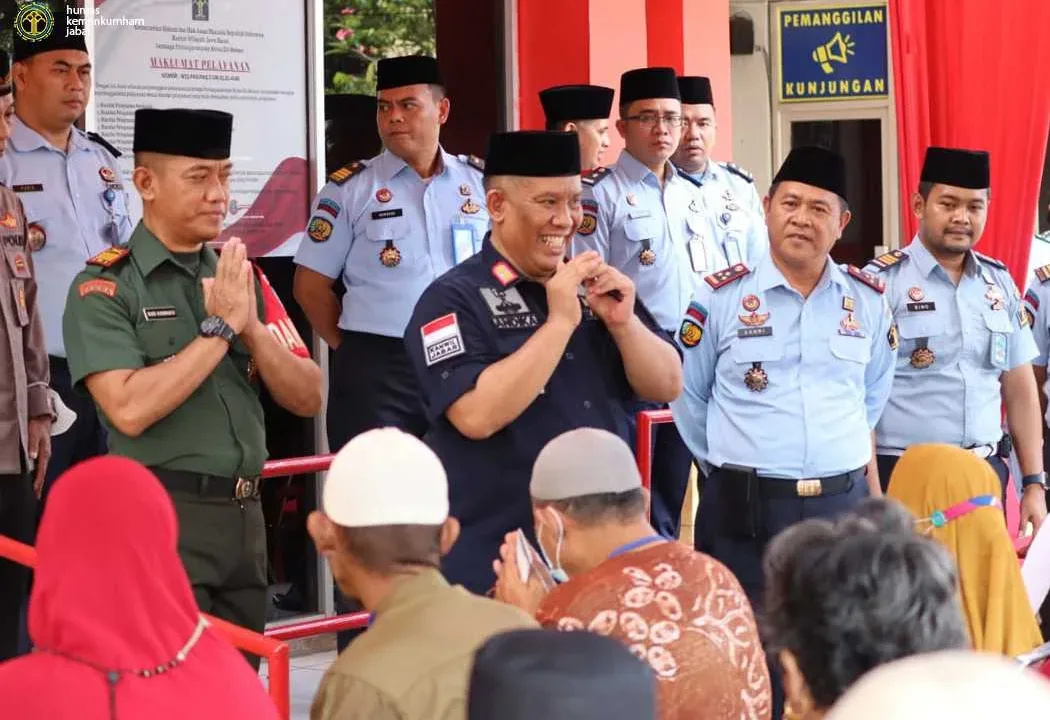 Kakanwilkumham Jabar R. Andika Dwi Prasetya Serahkan Remisi Khusus Idul Fitri Di Lapas Bekasi