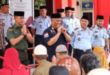 Kakanwilkumham Jabar R. Andika Dwi Prasetya Serahkan Remisi Khusus Idul Fitri Di Lapas Bekasi