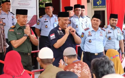 Kakanwilkumham Jabar R. Andika Dwi Prasetya Serahkan Remisi Khusus Idul Fitri Di Lapas Bekasi