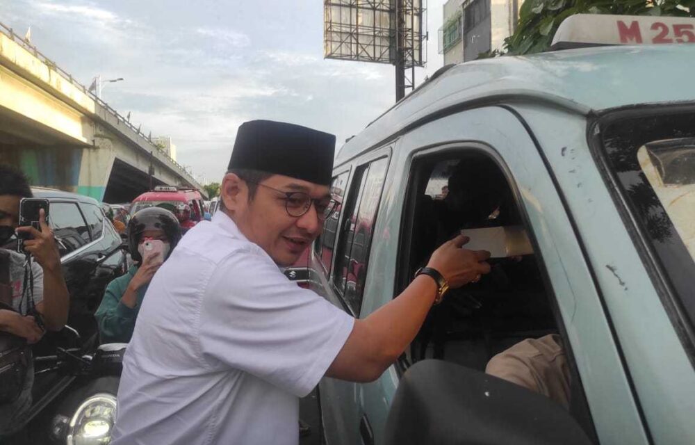 Pasha Ungu Band Bagikan 500 Box Takjil Di Angke