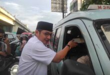 Pasha Ungu Band Bagikan 500 Box Takjil Di Angke
