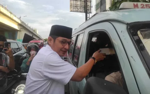 Pasha Ungu Band Bagikan 500 Box Takjil di Angke