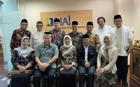Keterangan Poto kiai Maman Imanulhaq bersama pengurus ICMI