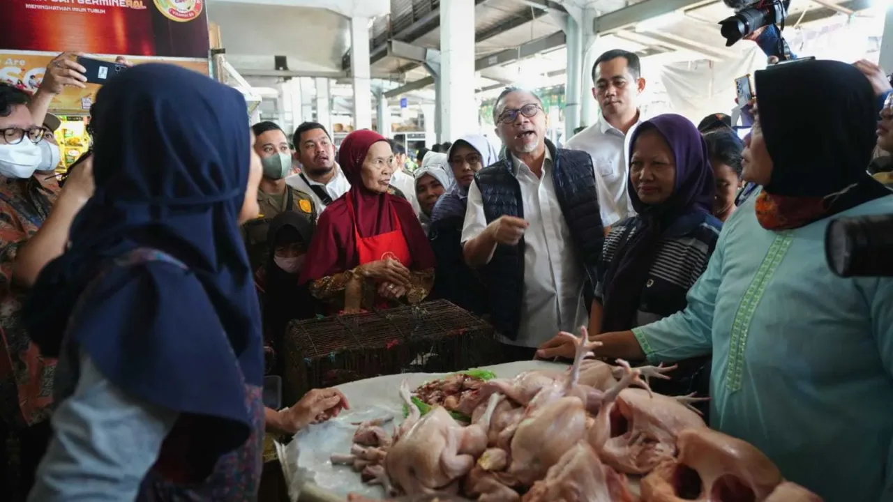 Mendag Zulkifli Hasan Cek Harga Bapok di Pasar Semarang, Begini Hasilnya